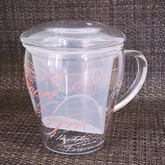 アフターヌーンティーのおすすめ便利グッズ「耐熱フィルター付きマグカップ/ヴェロニカ・ハリム」