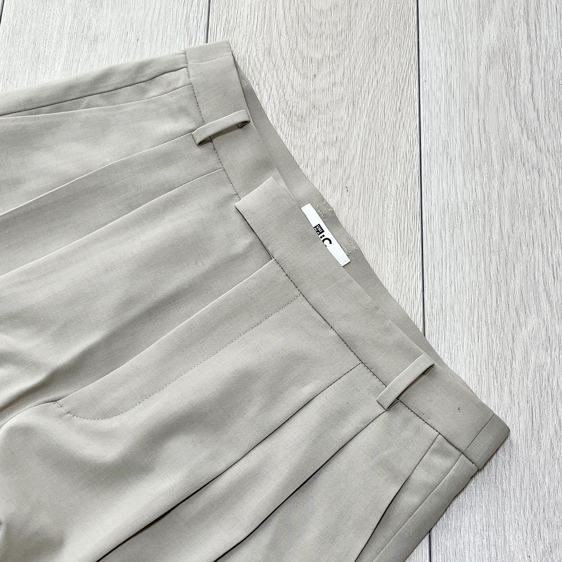 ユニクロのおすすめボトムス「タックワイドストレートパンツ（セットアップ）」