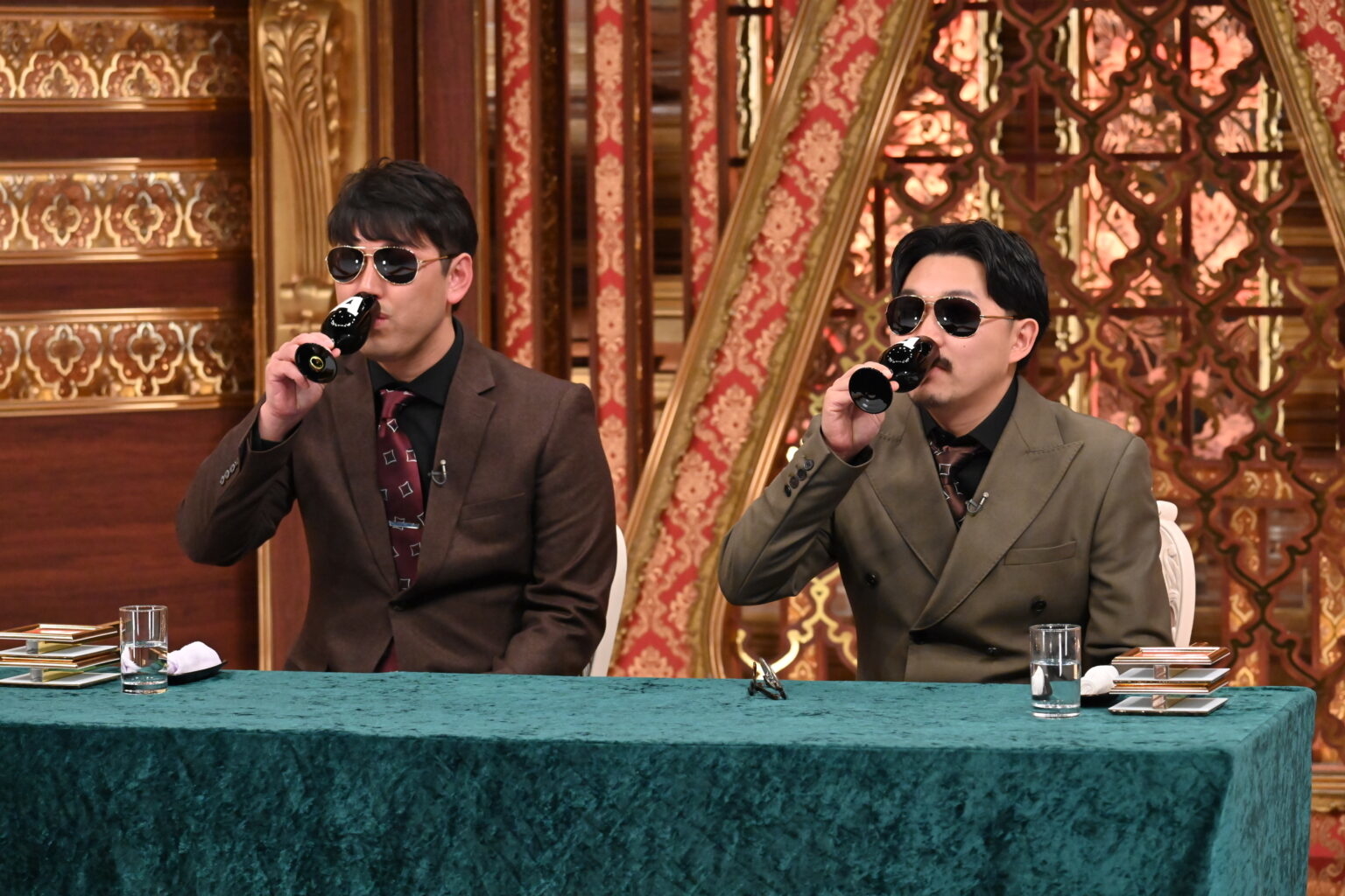 二人の男性がサングラスをかけてマイクで話している。