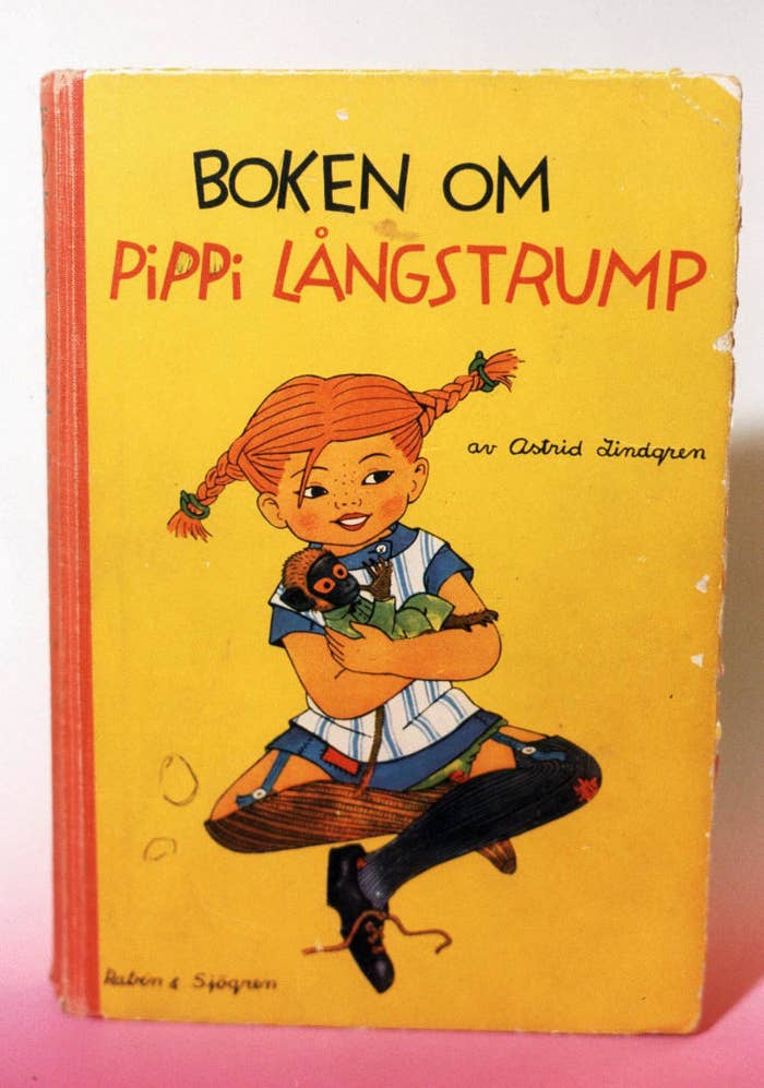 Book cover of &quot;Boken om Pippi Långstrump&quot; by Astrid Lindgren, featuring Pippi Longstocking holding a monkey