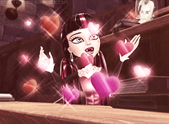 Personaje animado Draculaura de Monster High aplaudiendo en un escenario iluminado