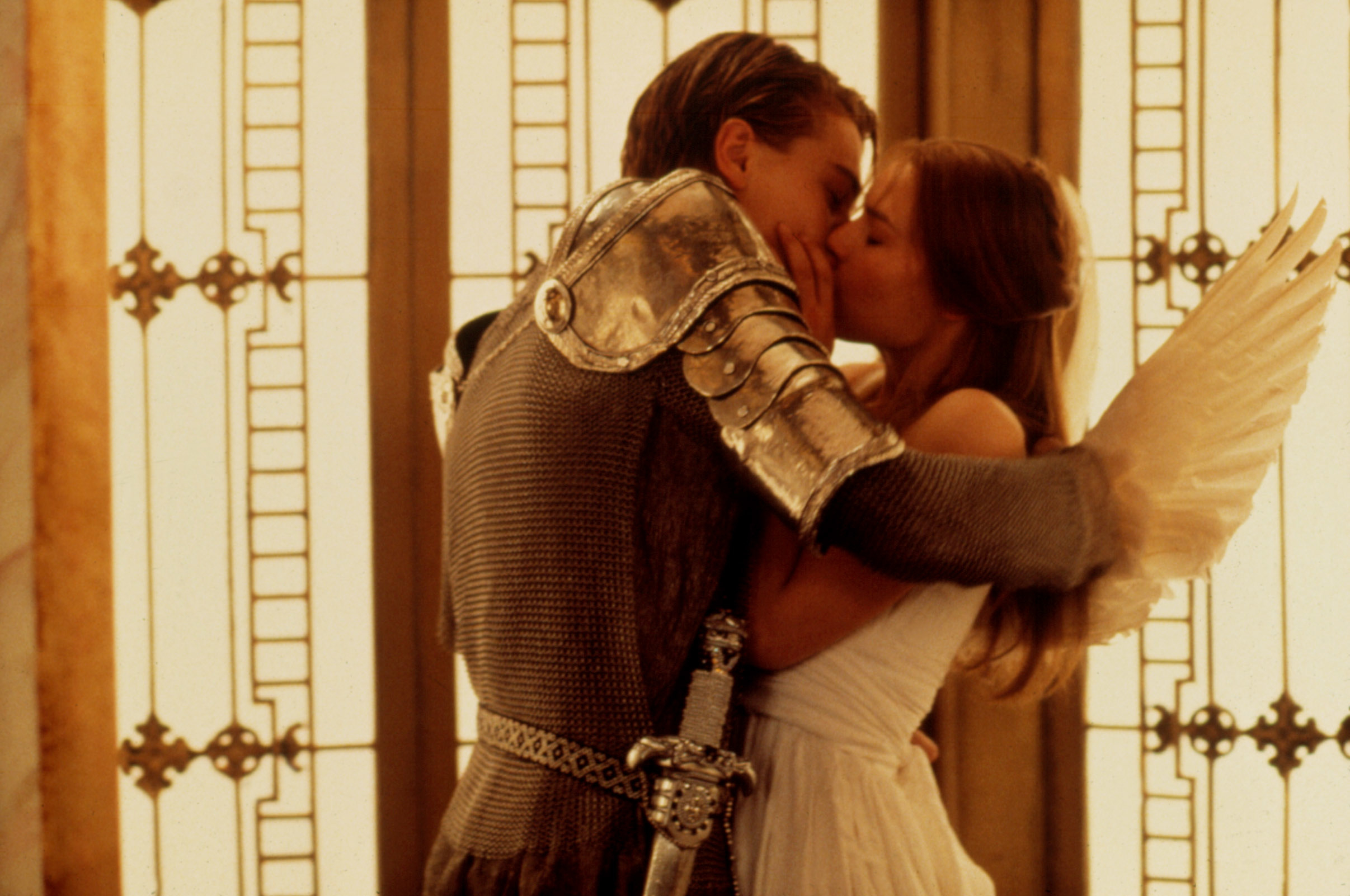 Heath Ledger in armor as Sir William Thatcher shares a kiss with Shannyn Sossamon as Jocelyn in &quot;A Knight&#x27;s Tale.&quot;