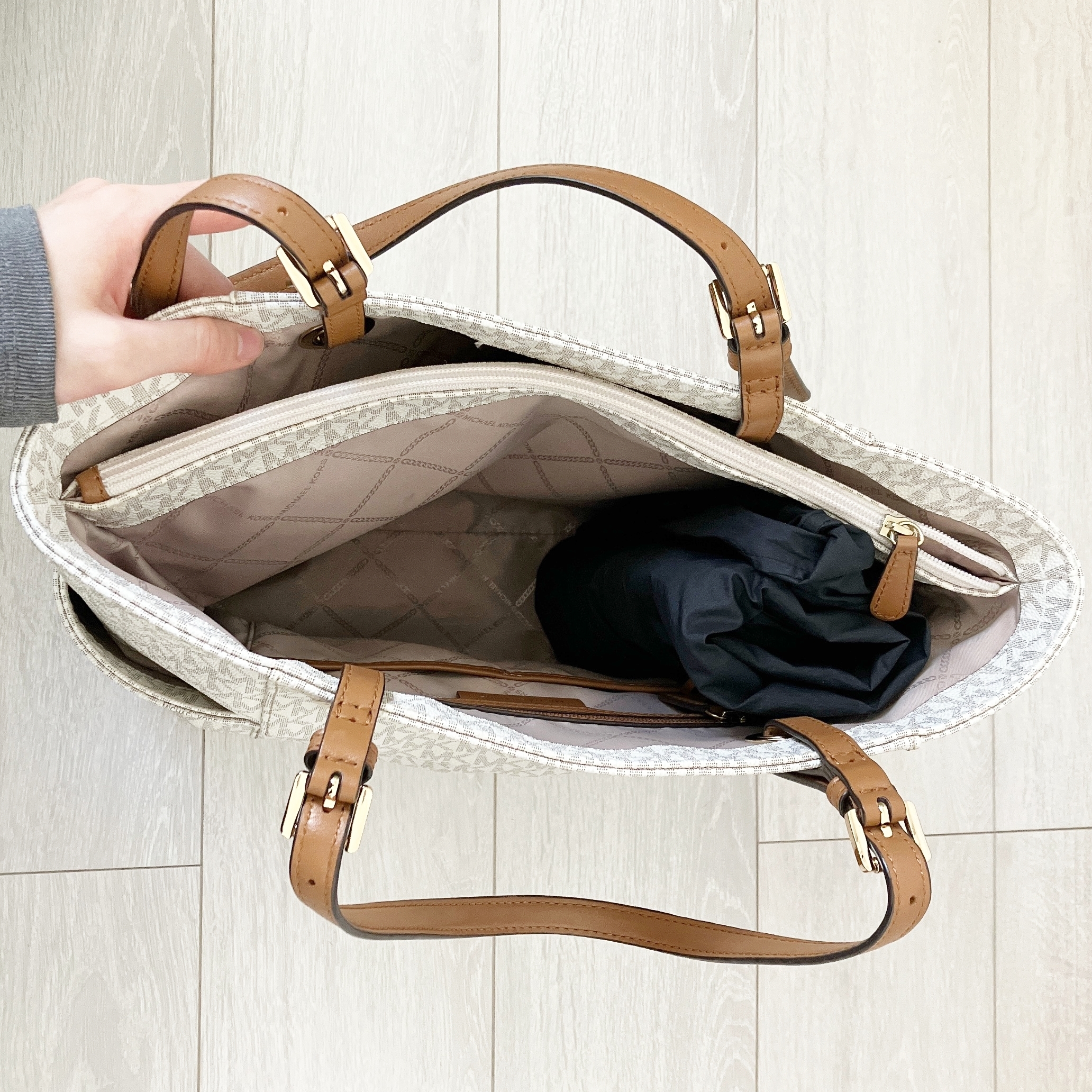 GU（ジーユー）のおすすめボトムス「UVカットシアーブルゾン」