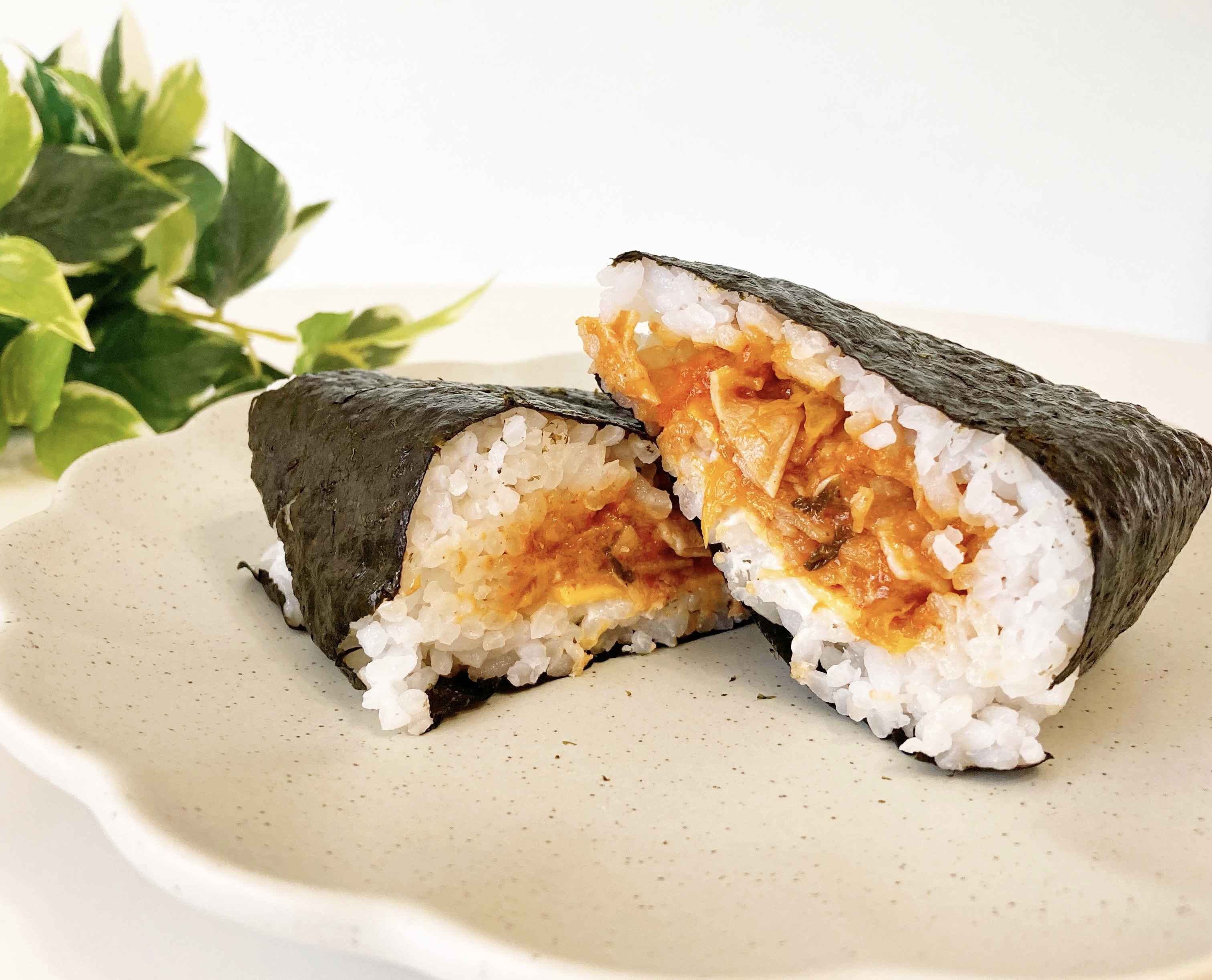 FamilyMart(ファミリーマート)の新商品「サンドおむすび 豚キムチ(チェダーチーズ入り)」