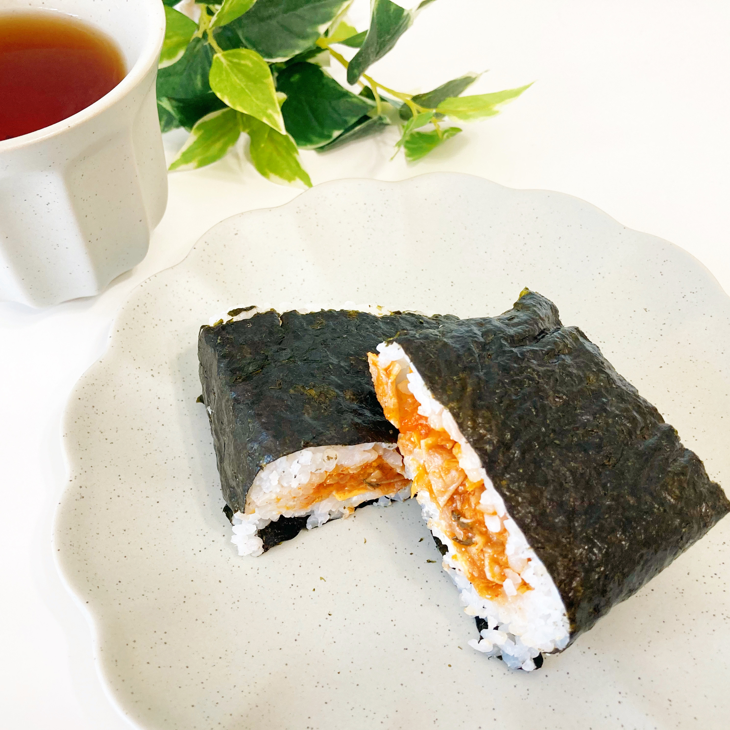 FamilyMart(ファミリーマート)の新商品「サンドおむすび 豚キムチ(チェダーチーズ入り)」