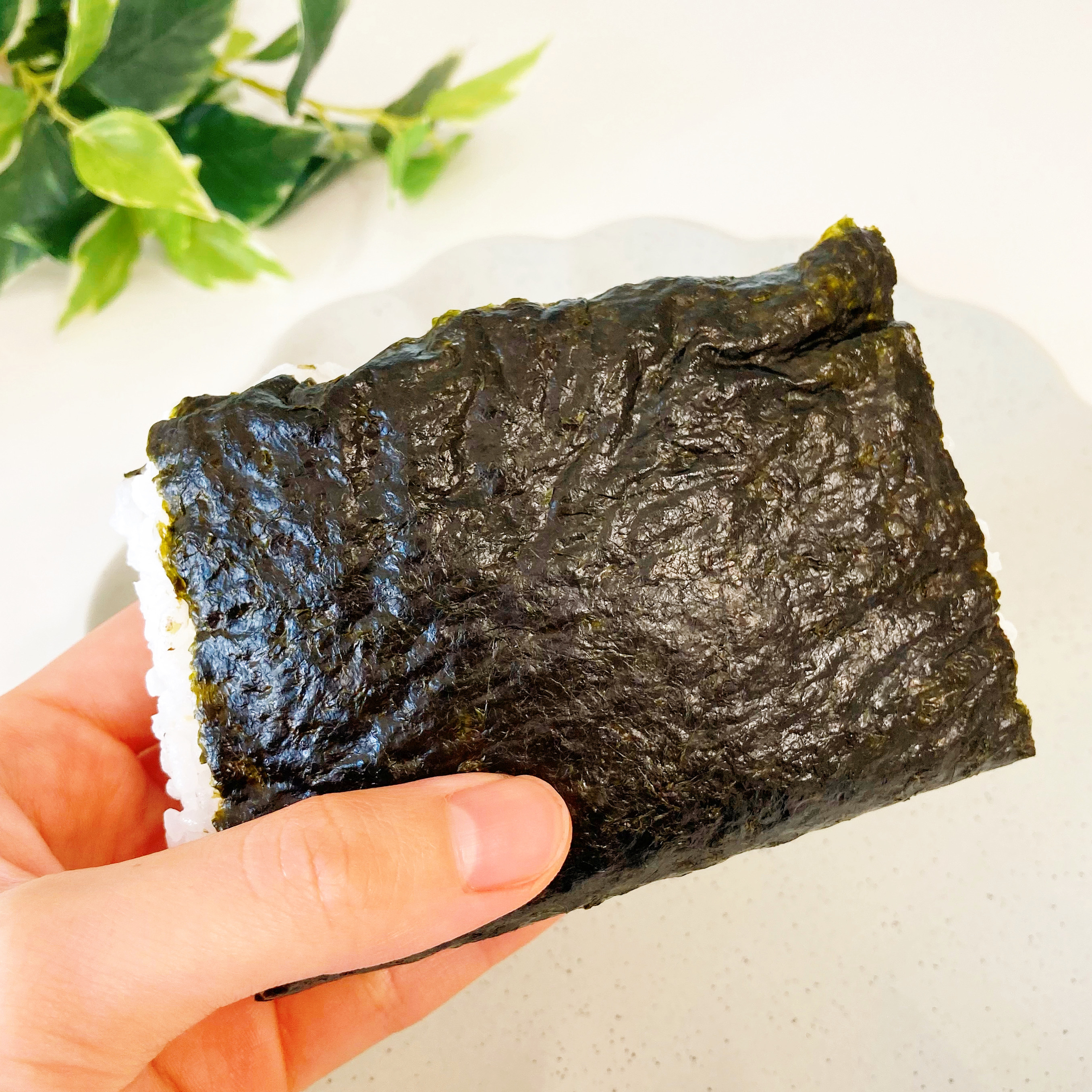 FamilyMart(ファミリーマート)の新商品「サンドおむすび 豚キムチ(チェダーチーズ入り)」