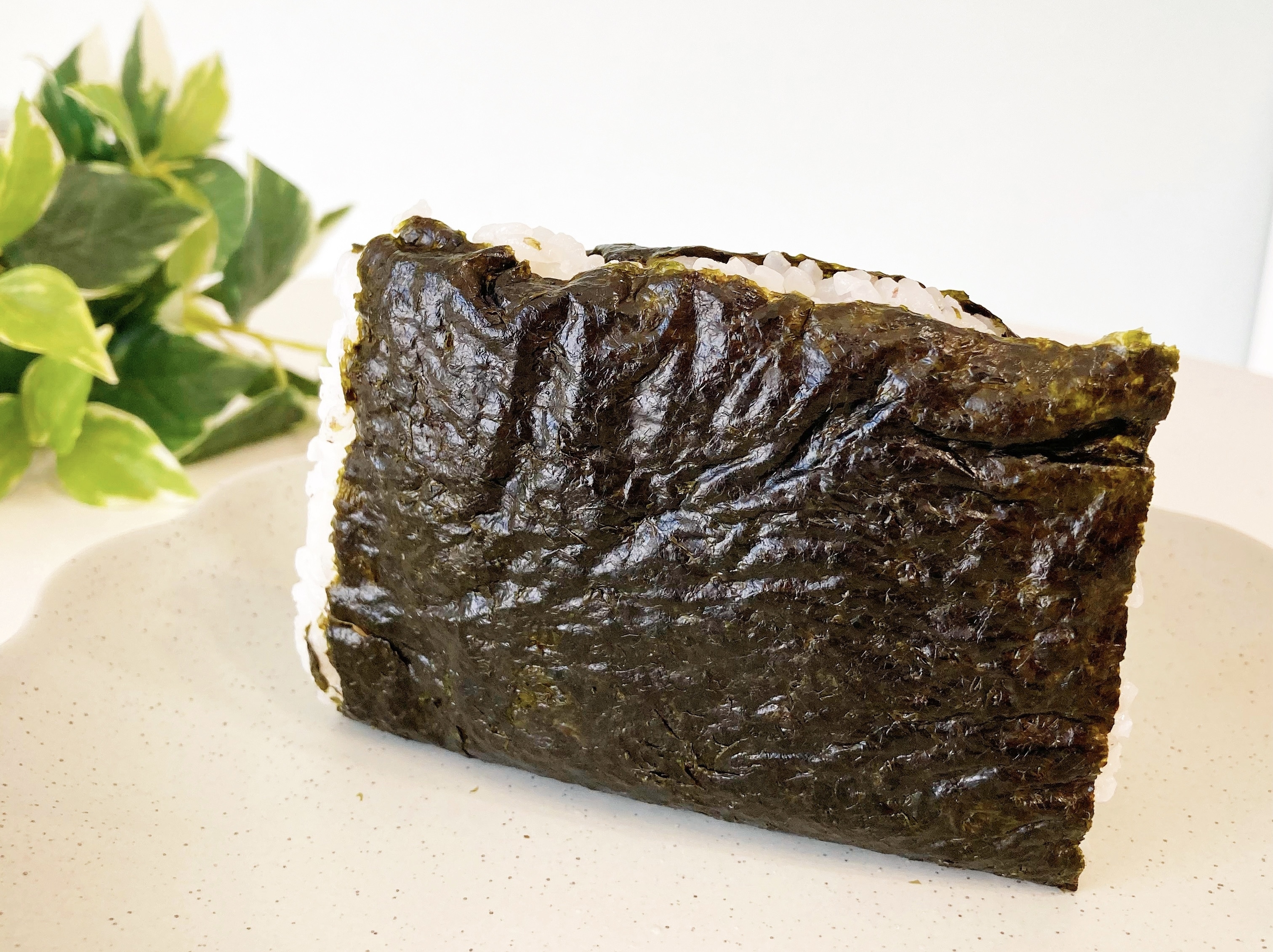 FamilyMart(ファミリーマート)の新商品「サンドおむすび 豚キムチ(チェダーチーズ入り)」