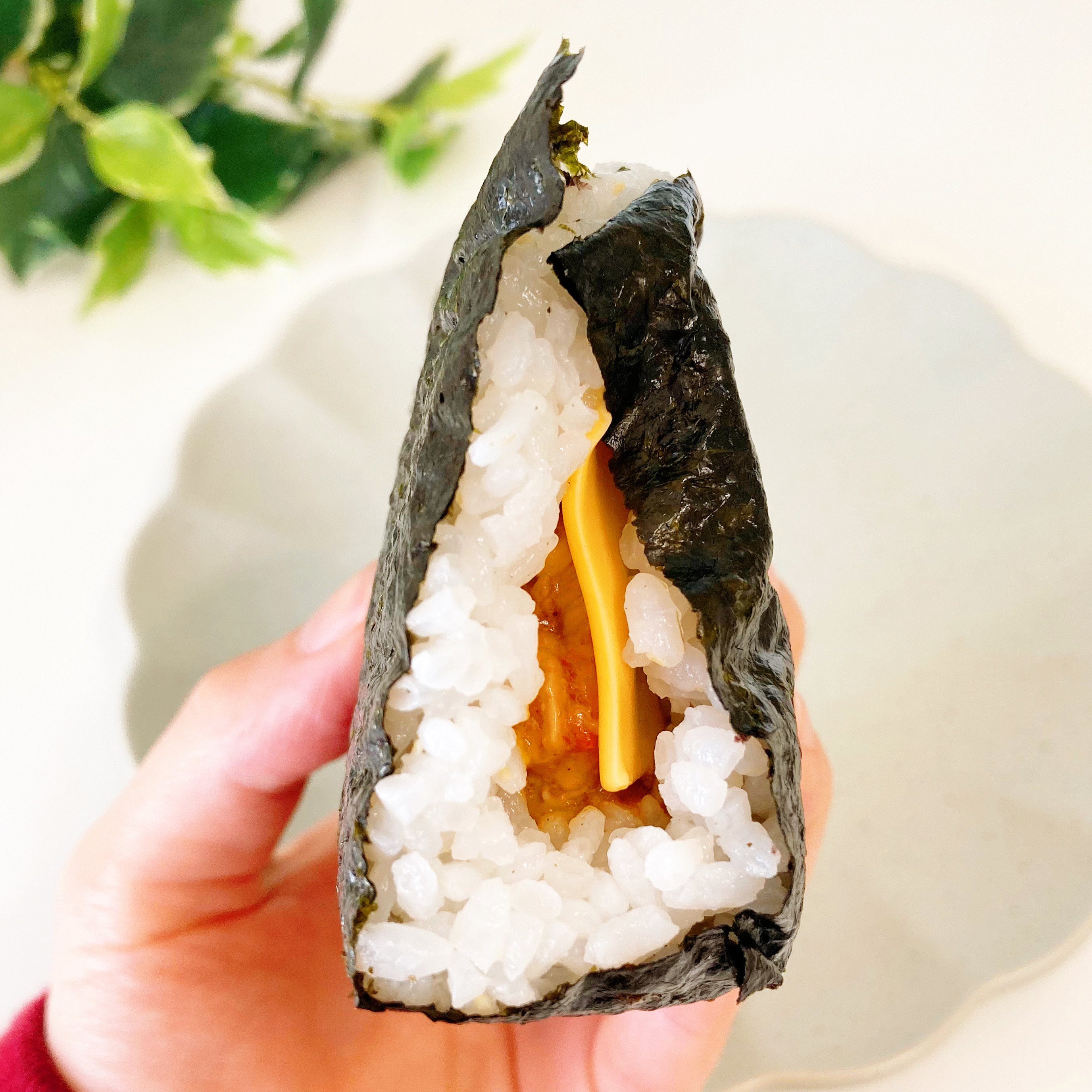 FamilyMart(ファミリーマート)の新商品「サンドおむすび 豚キムチ(チェダーチーズ入り)」