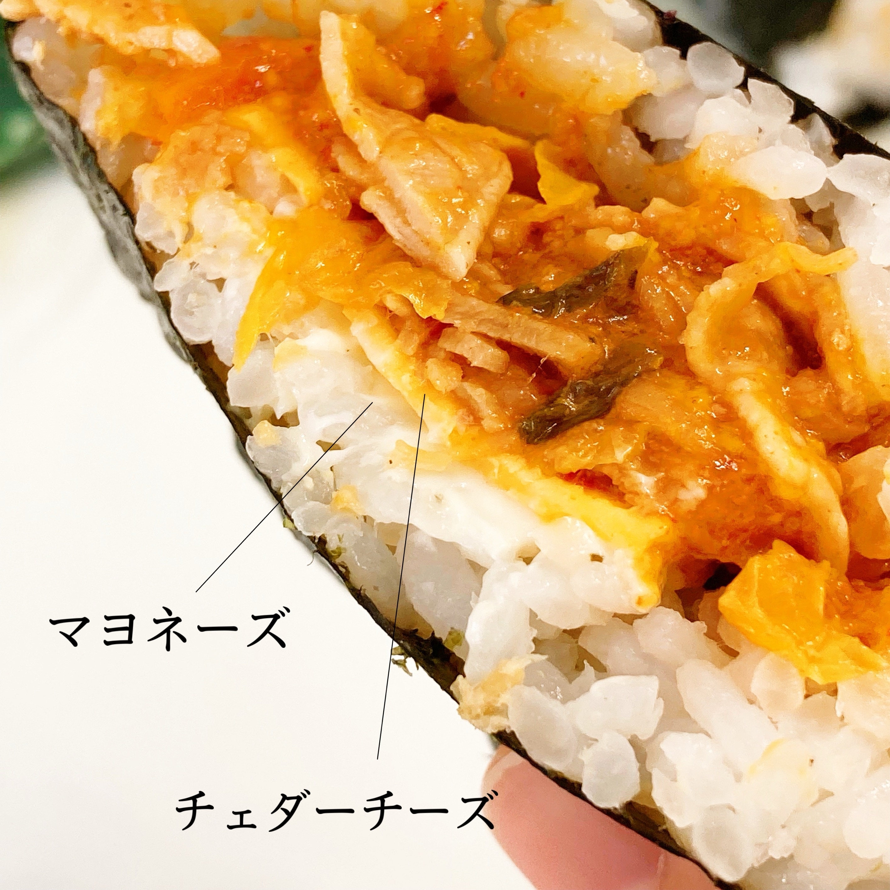 FamilyMart(ファミリーマート)の新商品「サンドおむすび 豚キムチ(チェダーチーズ入り)」