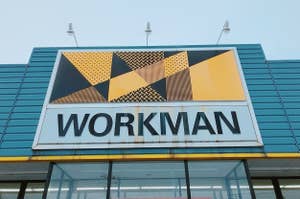 画像には「WORKMAN」の店舗の看板が写っています。