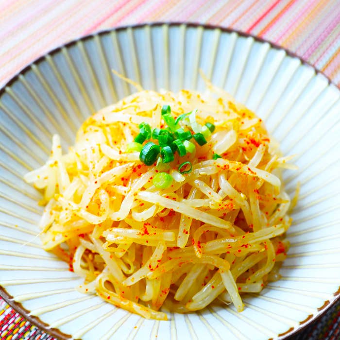 皿に盛られたもやしナムル