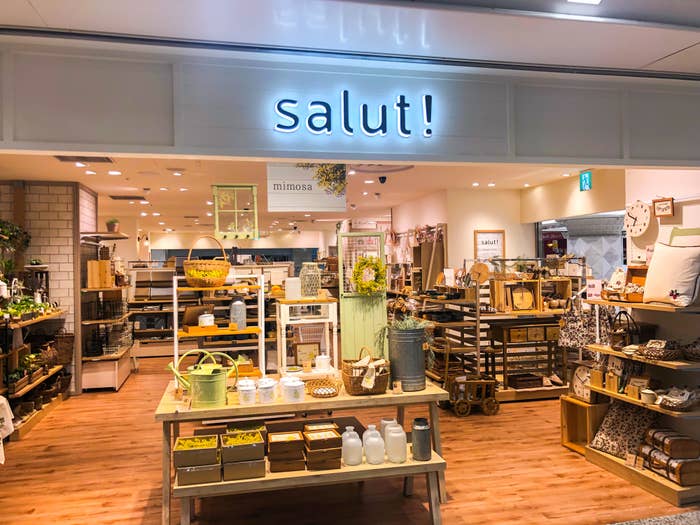 salut!(サリュ)の看板
