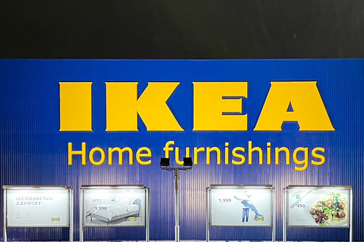 IKEAの店舗看板、下部に商品の広告がある