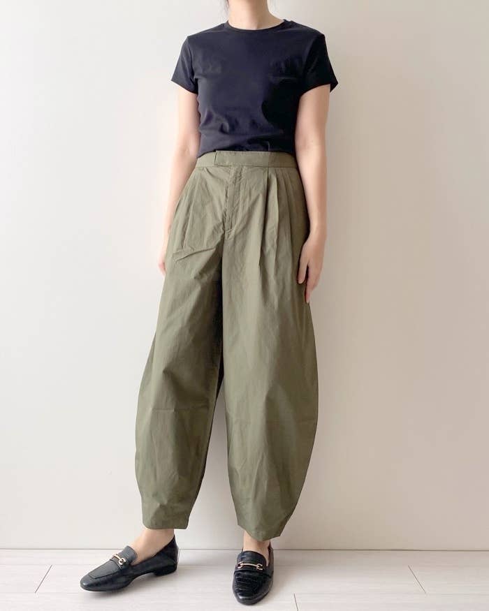 これ【ユニクロ】で買えるの衝撃…！迷わず即買いした「新作パンツ  