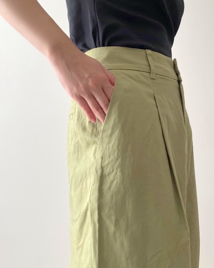 ユニクロのおすすめボトムス「リネンブレンドタックテーパードパンツ セットアップ可能」