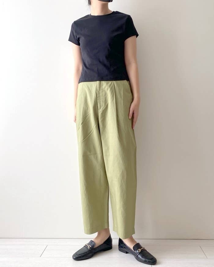 ユニクロのおすすめボトムス「リネンブレンドタックテーパードパンツ セットアップ可能」