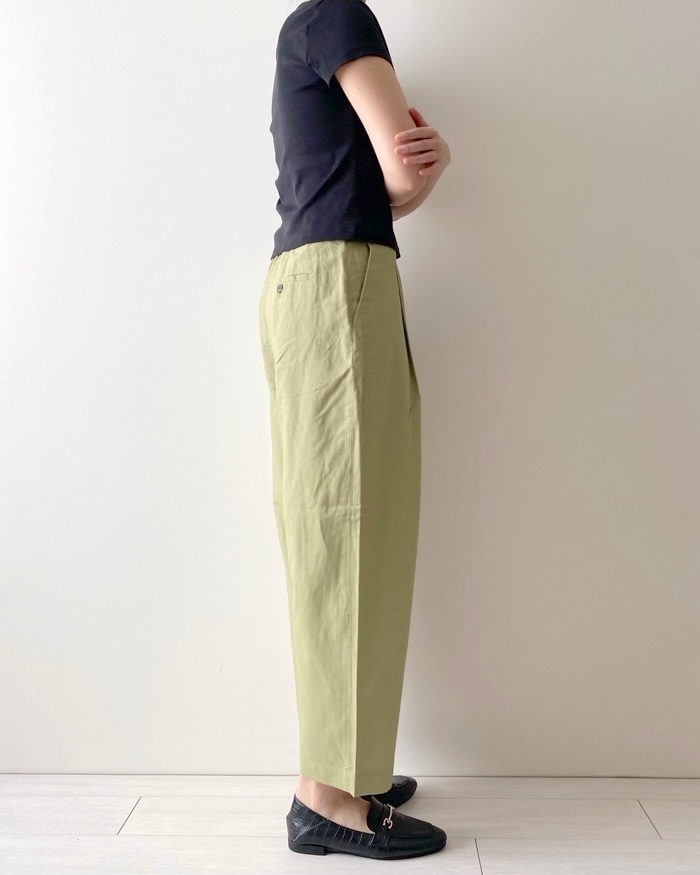 ユニクロのおすすめボトムス「リネンブレンドタックテーパードパンツ セットアップ可能」