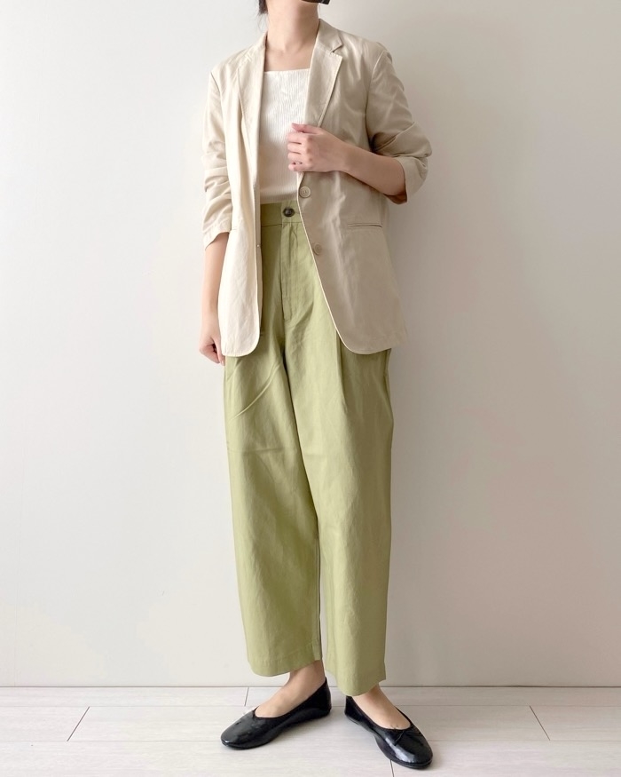 ユニクロのおすすめボトムス「リネンブレンドタックテーパードパンツ セットアップ可能」