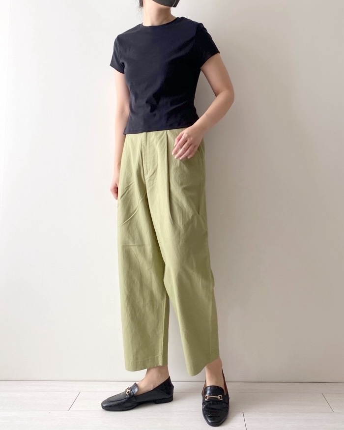 ユニクロのおすすめボトムス「リネンブレンドタックテーパードパンツ セットアップ可能」