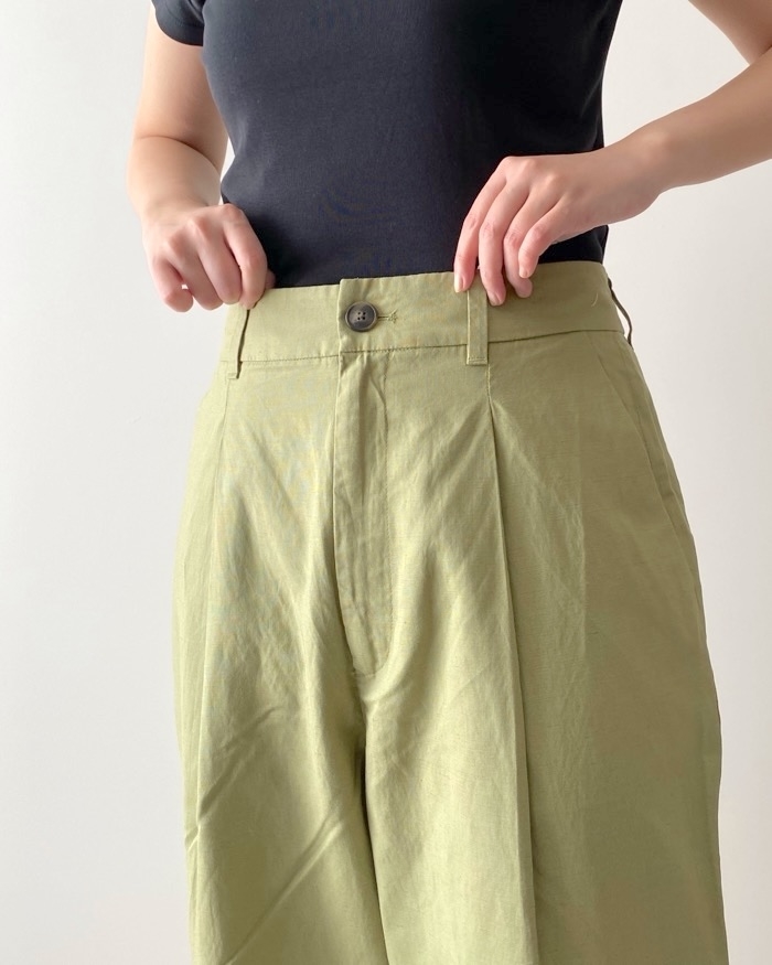 ユニクロのおすすめボトムス「リネンブレンドタックテーパードパンツ セットアップ可能」