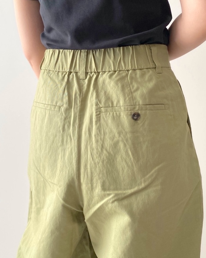 ユニクロのおすすめボトムス「リネンブレンドタックテーパードパンツ セットアップ可能」