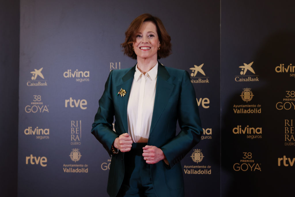 Sigourney Weaver in a green suit with a blouse at the Goya Awards