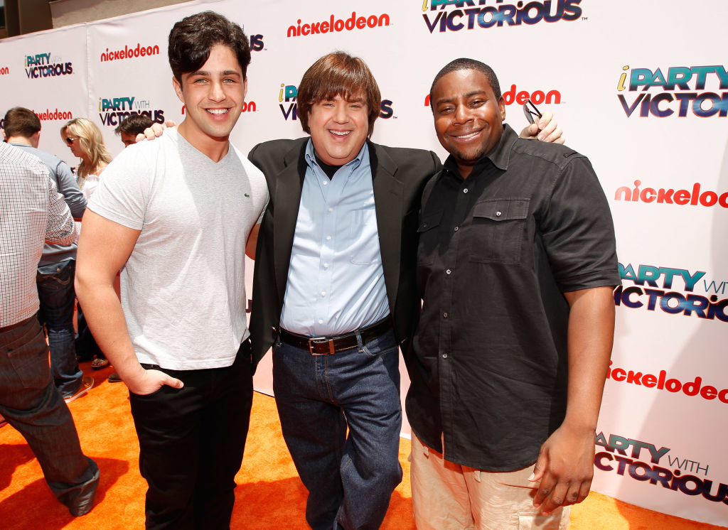 Kenan posing with Dan and Josh Peck at a Nickelodeon event, all smiling