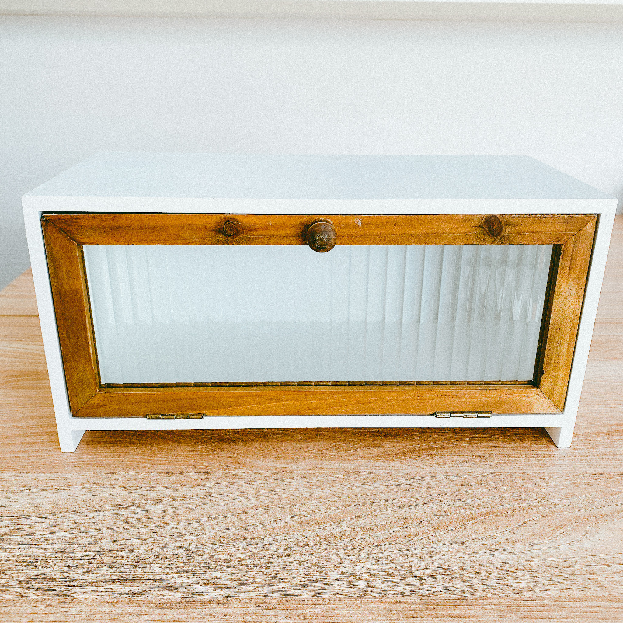 サリュのおすすめ収納アイテム「オールドウッドガラスキャビネット」