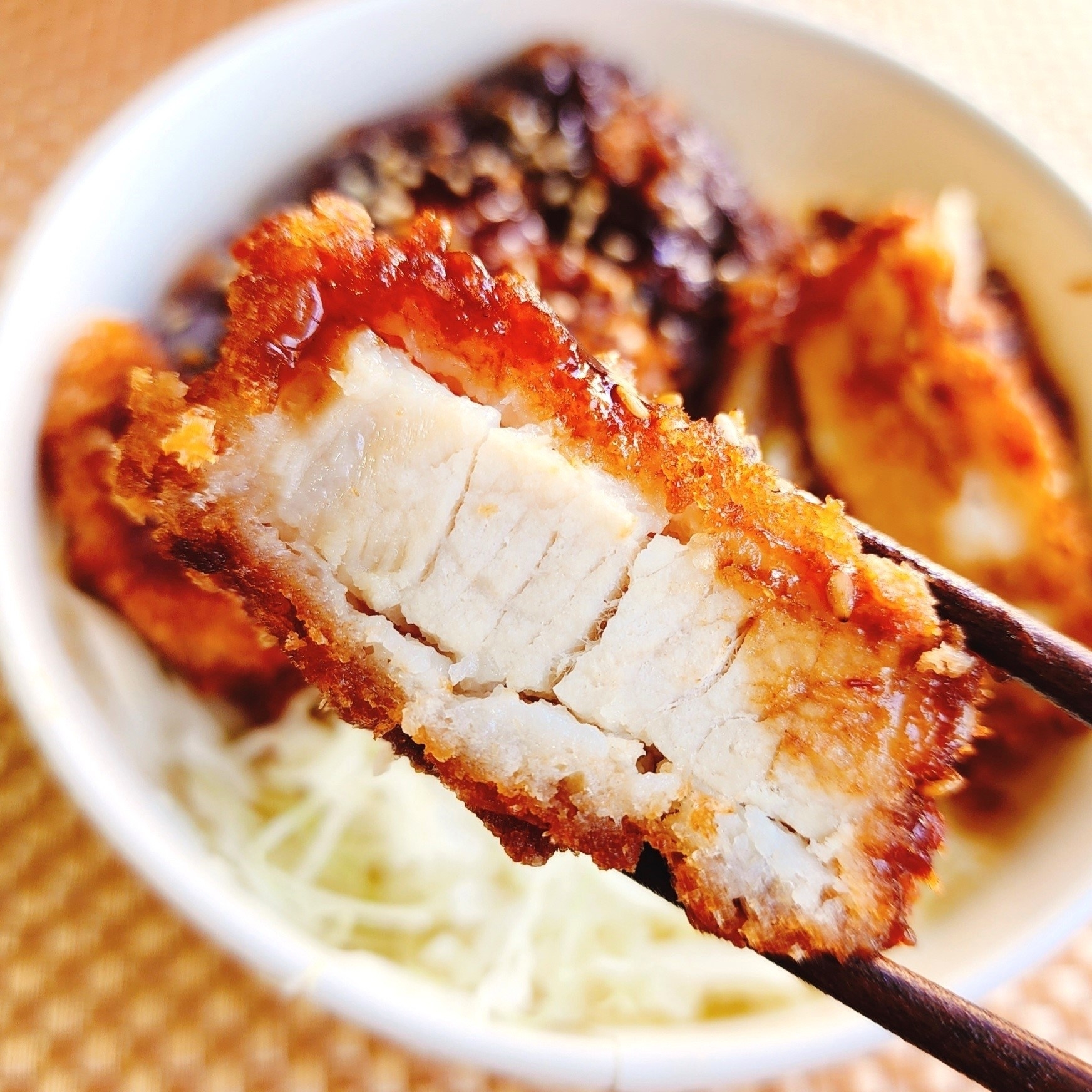 LAWSON(ローソン)のおすすめフード「三元豚の厚切りロースソースカツ丼(とんかつ まい泉監修ソース使用)」