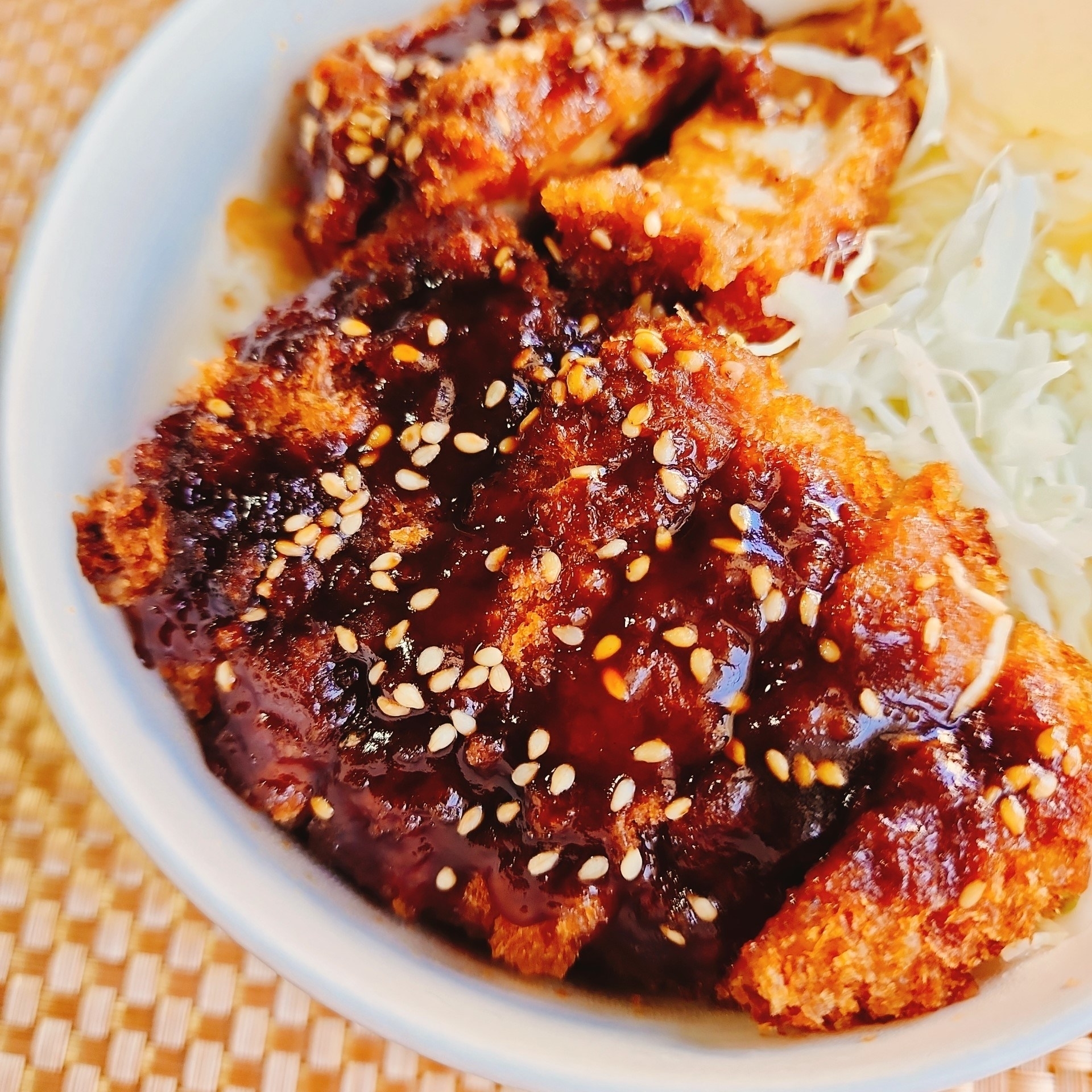 LAWSON(ローソン)のおすすめフード「三元豚の厚切りロースソースカツ丼(とんかつ まい泉監修ソース使用)」