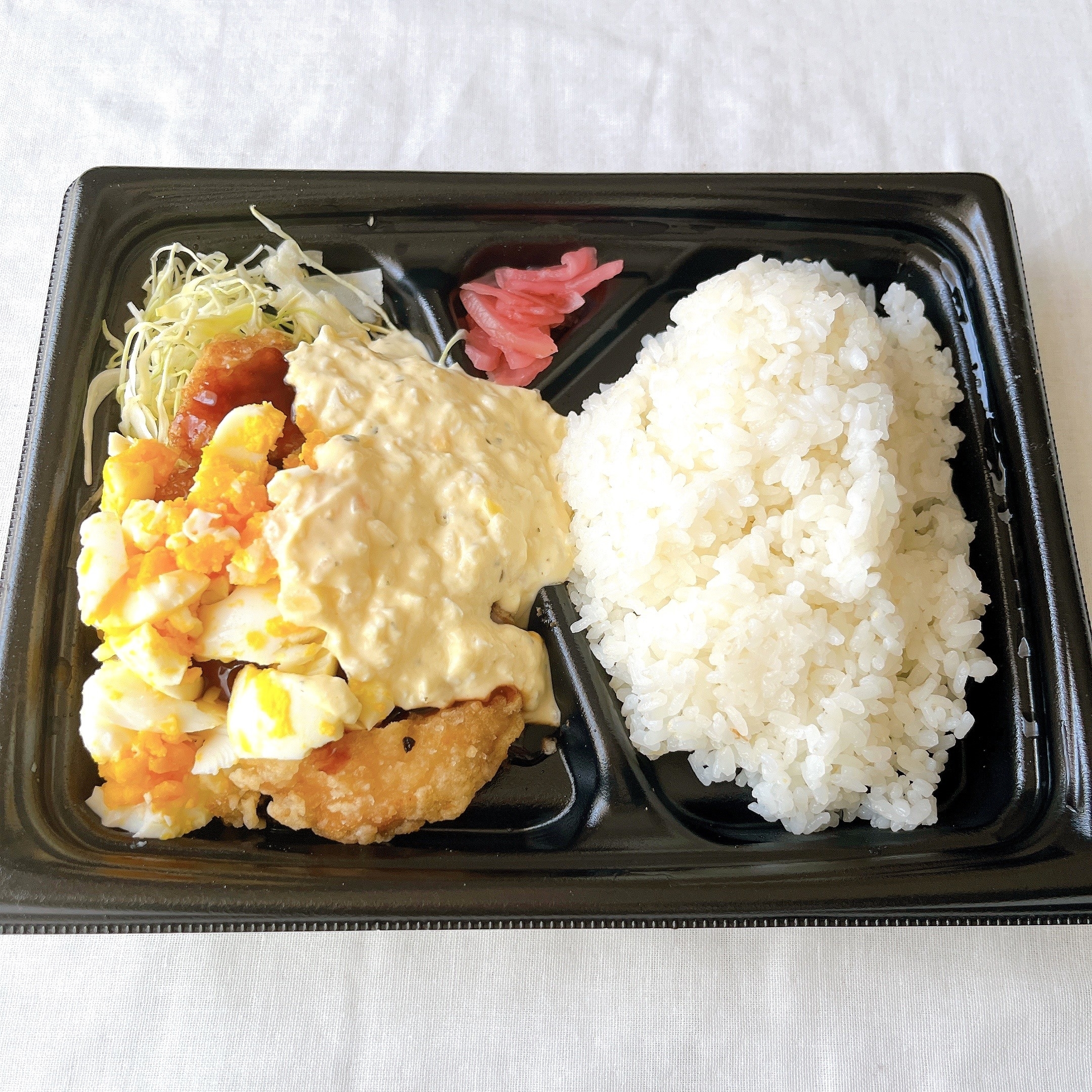 ローソンのオススメの弁当「ゴロゴロたまごと照焼ソースの鶏竜田揚げ弁当」