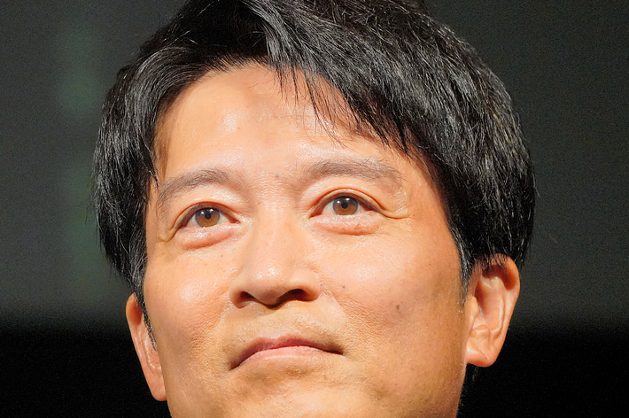 スーツを着た男性がカメラを見つめています。