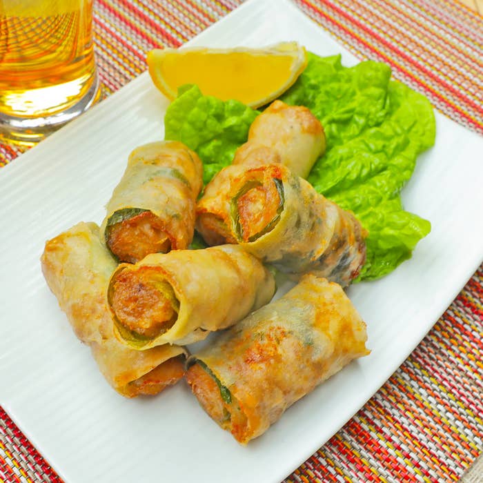 皿の上の春巻きがレタスの上に盛られている。