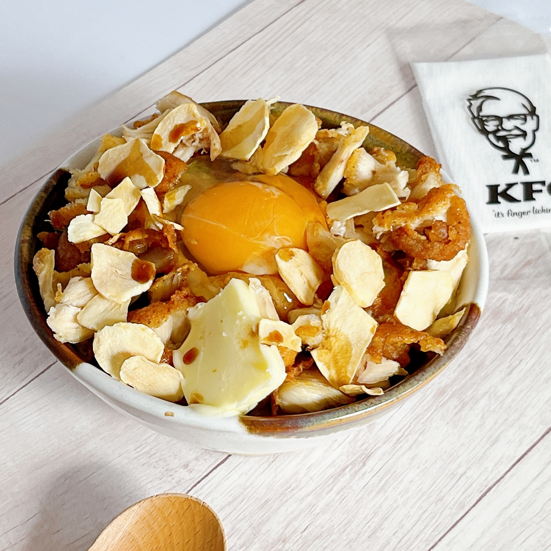 KFC（ケンタッキー・フライド・チキン）のアレンジレシピ「ガーリックTKG」