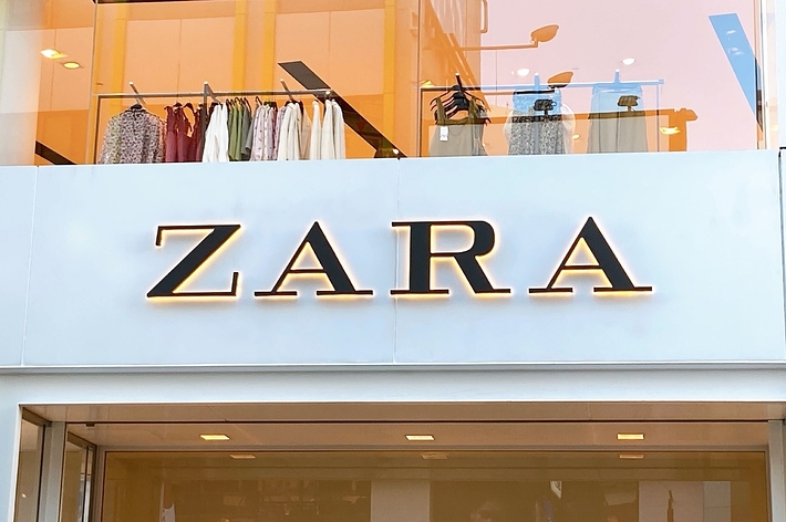 ZARAの店舗の看板