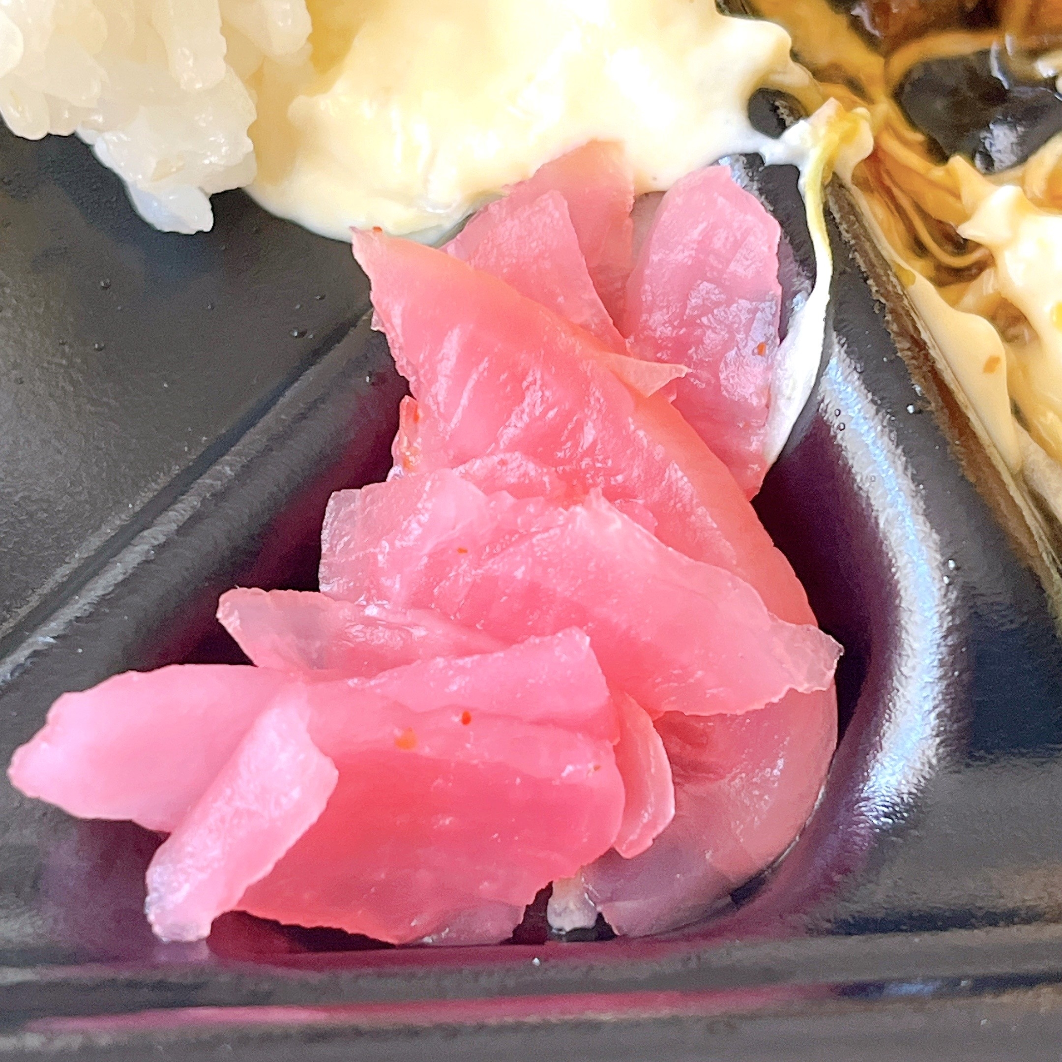 ローソンのオススメの弁当「ゴロゴロたまごと照焼ソースの鶏竜田揚げ弁当」