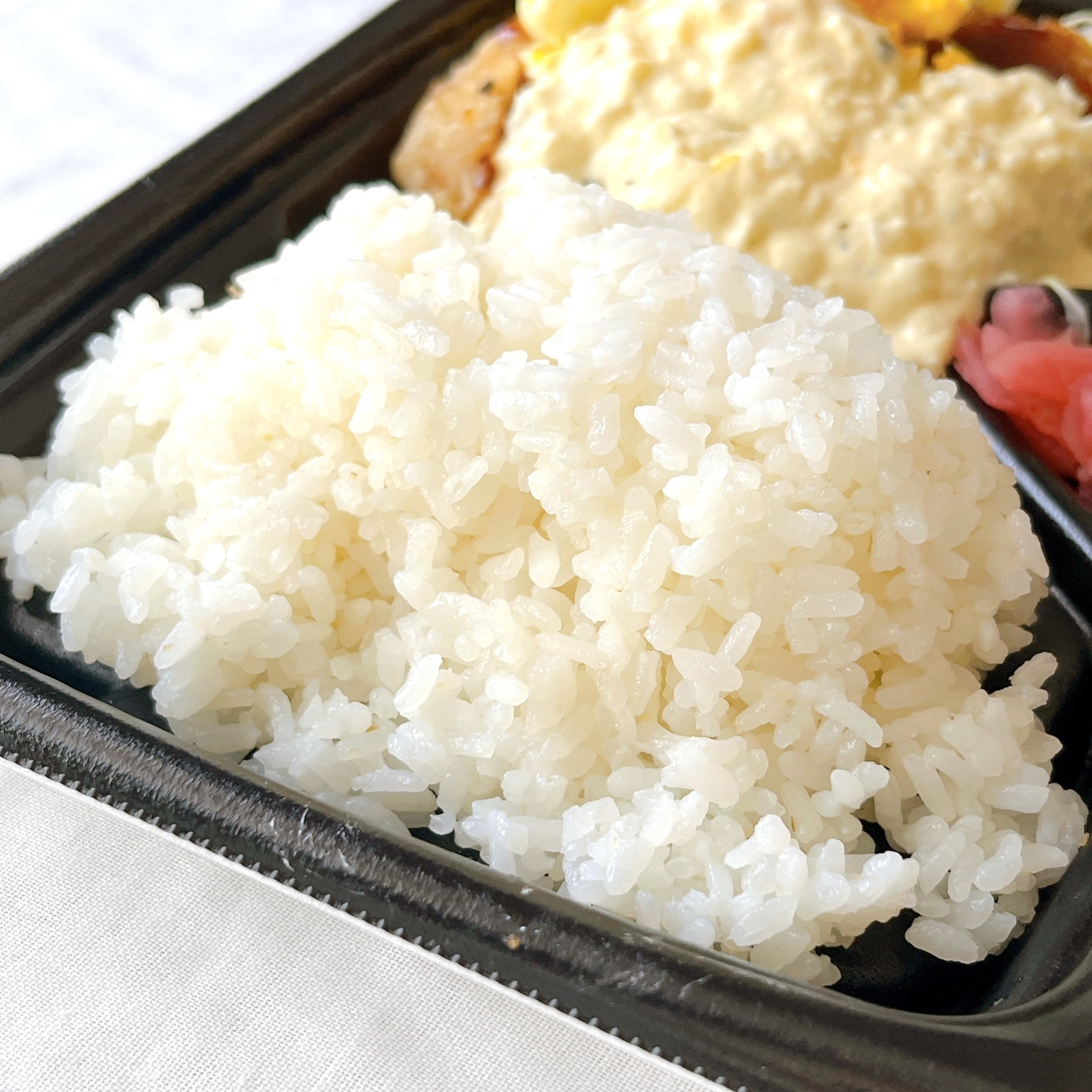 ローソンのオススメの弁当「ゴロゴロたまごと照焼ソースの鶏竜田揚げ弁当」