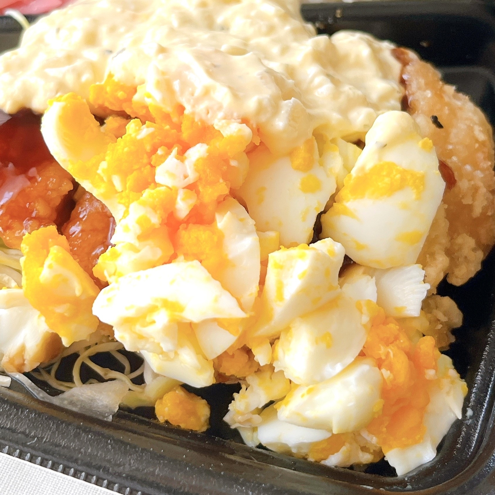 ローソンのオススメの弁当「ゴロゴロたまごと照焼ソースの鶏竜田揚げ弁当」