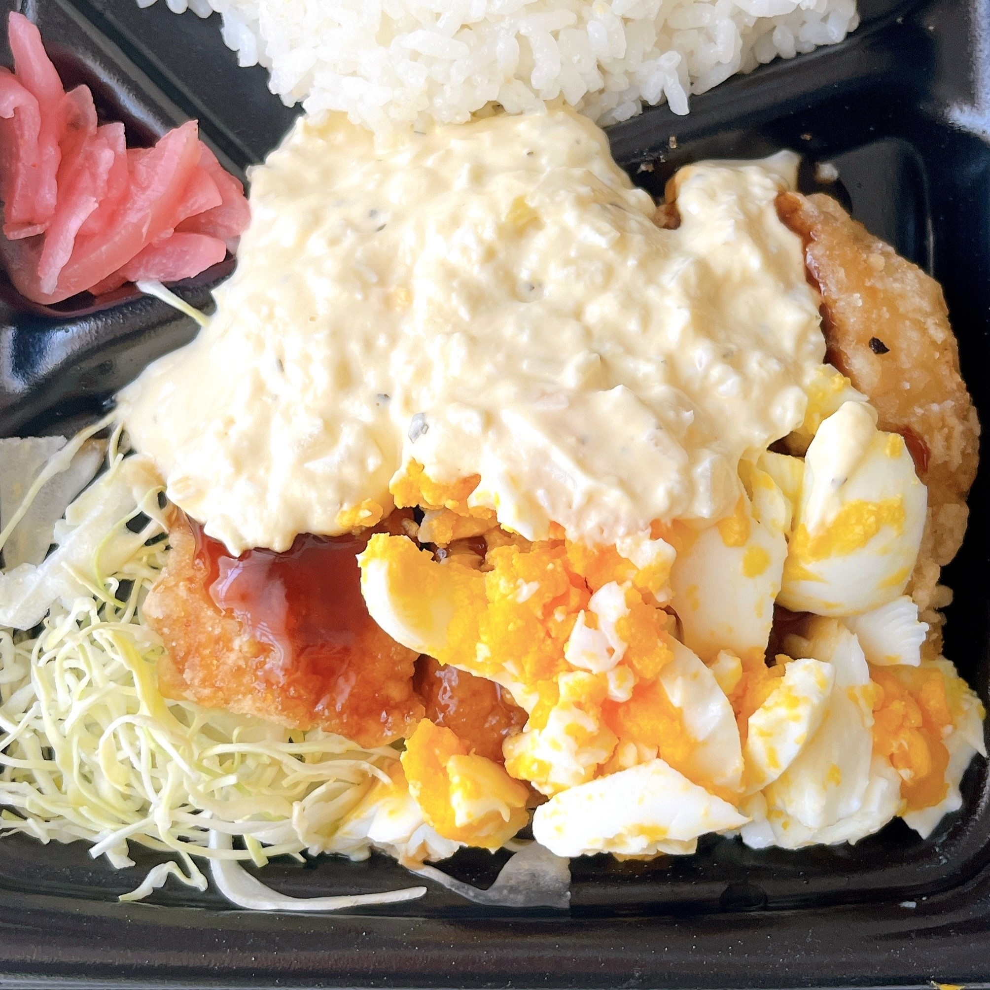 ローソンのオススメの弁当「ゴロゴロたまごと照焼ソースの鶏竜田揚げ弁当」