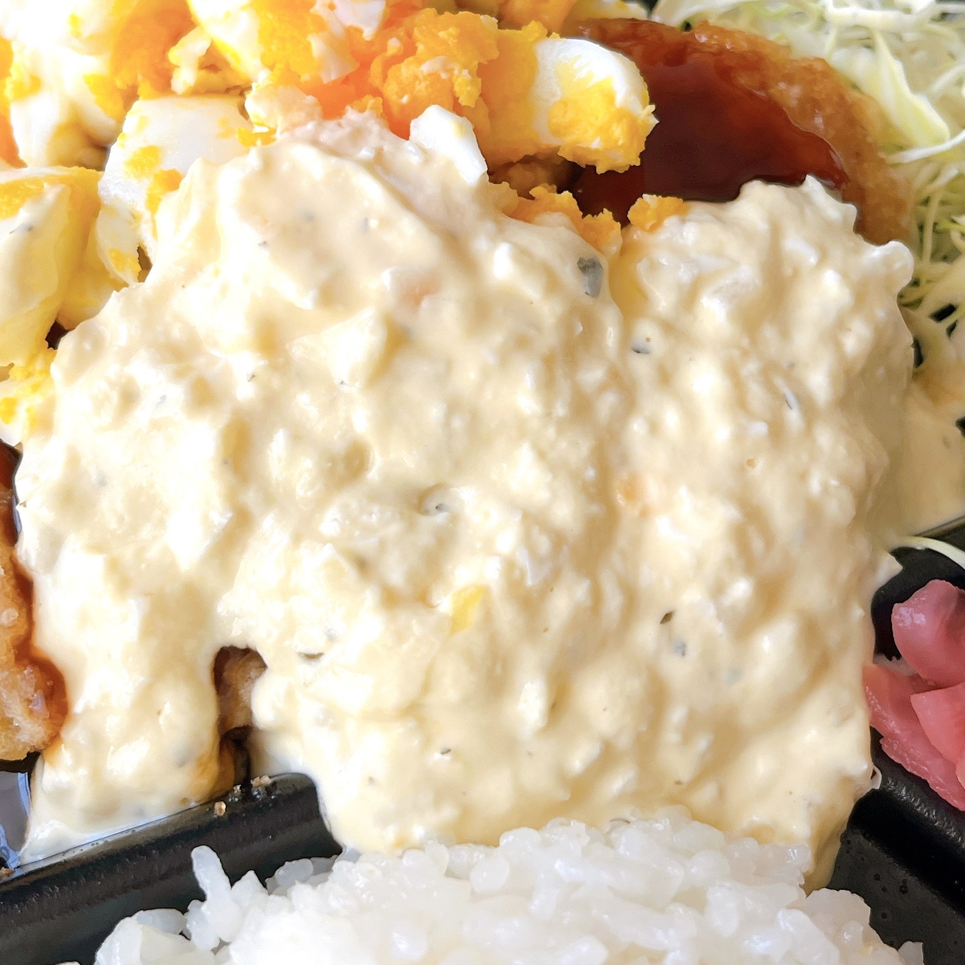 ローソンのオススメの弁当「ゴロゴロたまごと照焼ソースの鶏竜田揚げ弁当」