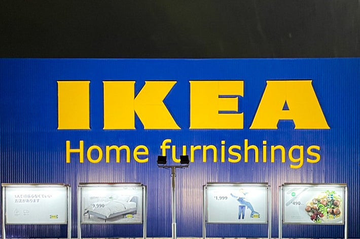 IKEAの店舗の看板、家具の広告が下に表示されている。