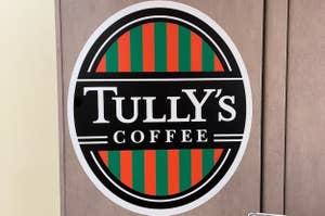 タリーズコーヒーのロゴマークが掲示されている。