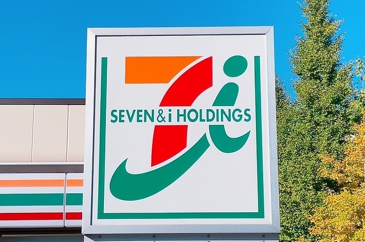 セブン&アイ・ホールディングスの会社ロゴが掲げられた看板です。