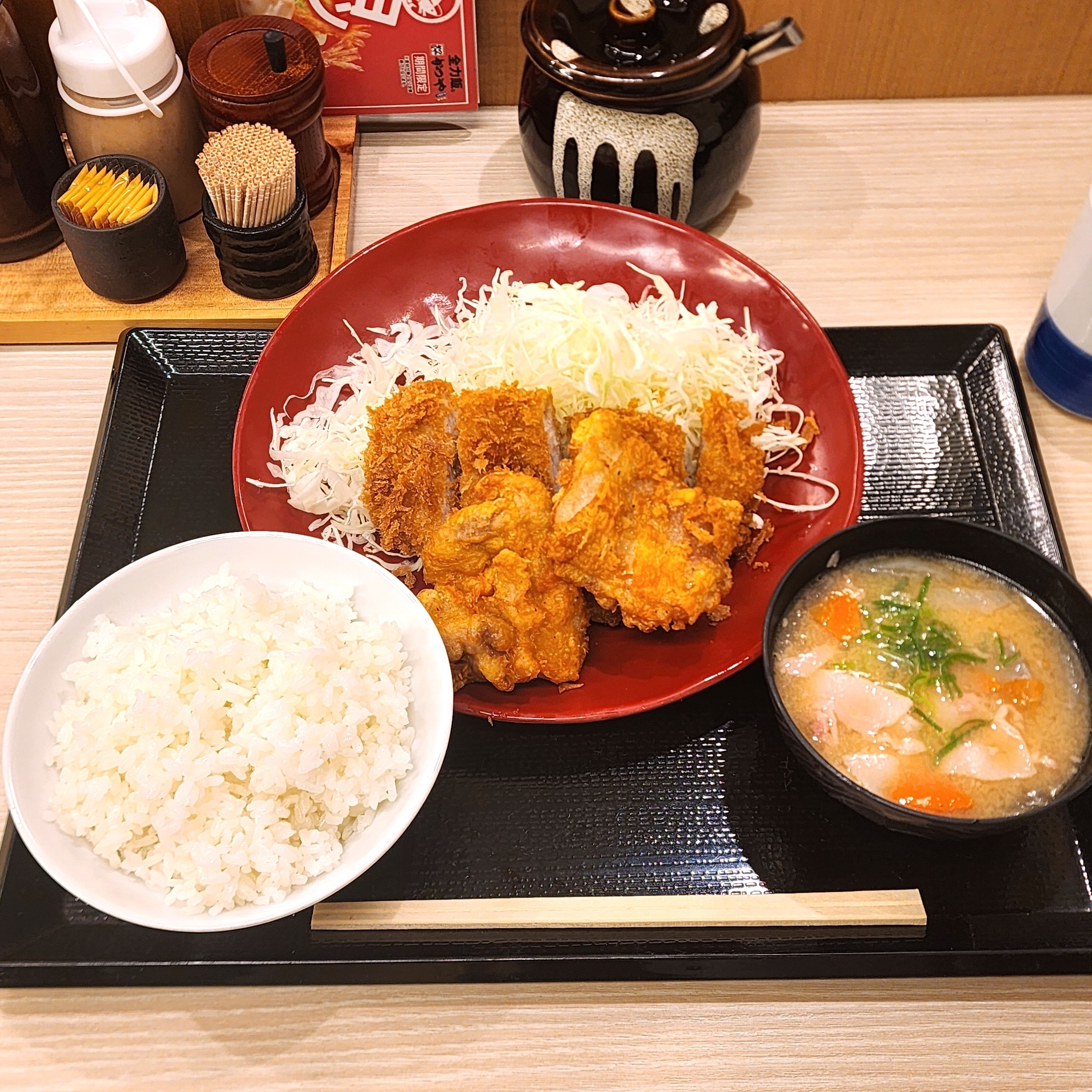 かつやの「ロースカツ・から揚げ定食」