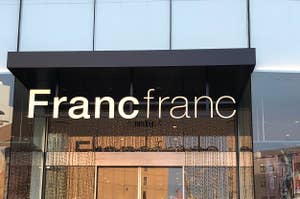 「Francfrancの店舗入口、ガラスドア越しに内装が見える」