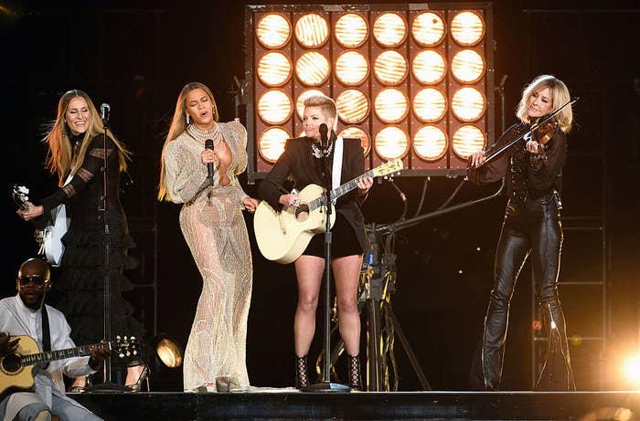 Beyoncé  and The Chicks performing on stage