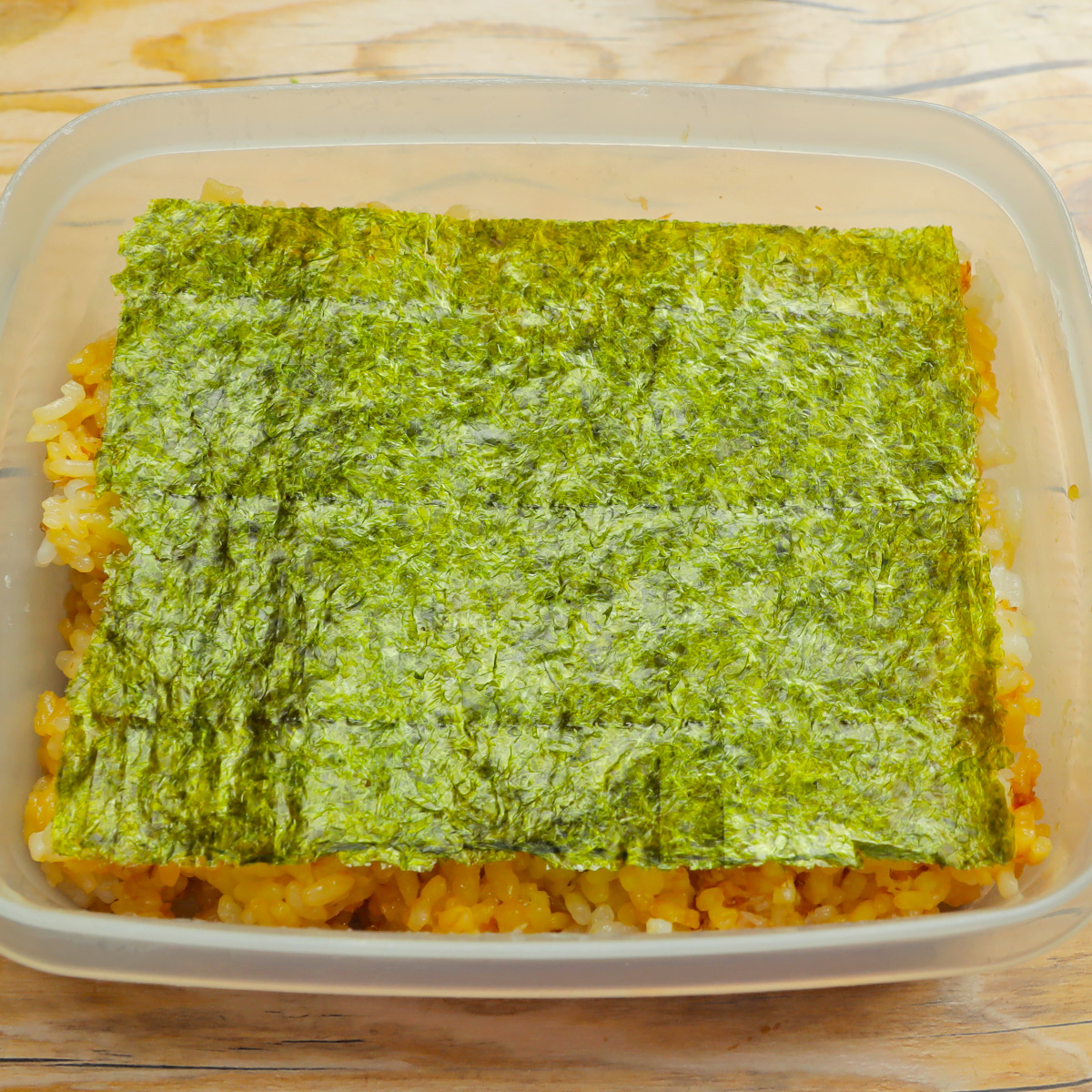 ご飯の上にのりがのった容器。