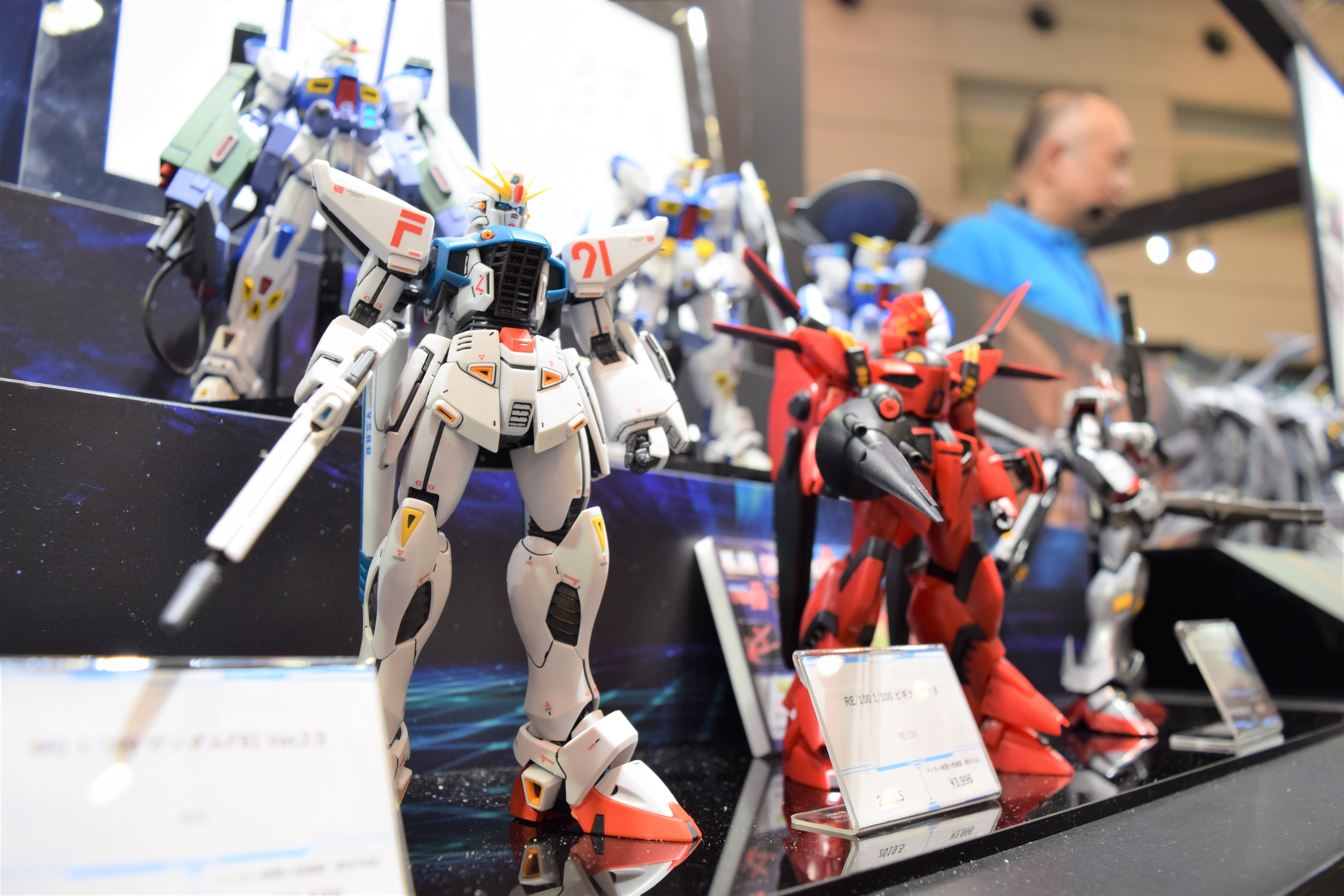 ガンダムのプラモデルが展示されている様子。