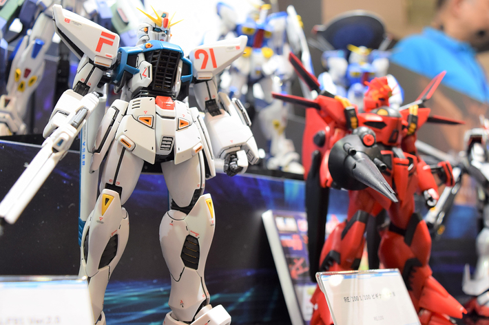ガンダムのプラモデルが展示されている様子。