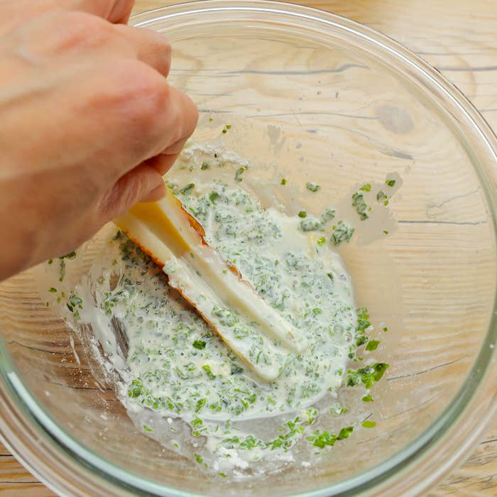 手がボウルに入れたちくわを混ぜている。